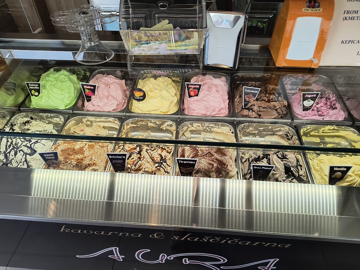 Kavarna in slaščičarna AURA