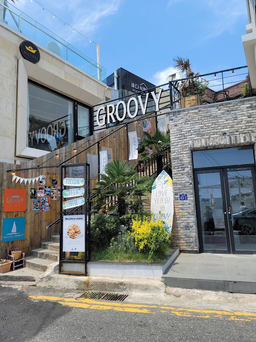 GROOVY ROOFTOP LOUNGE