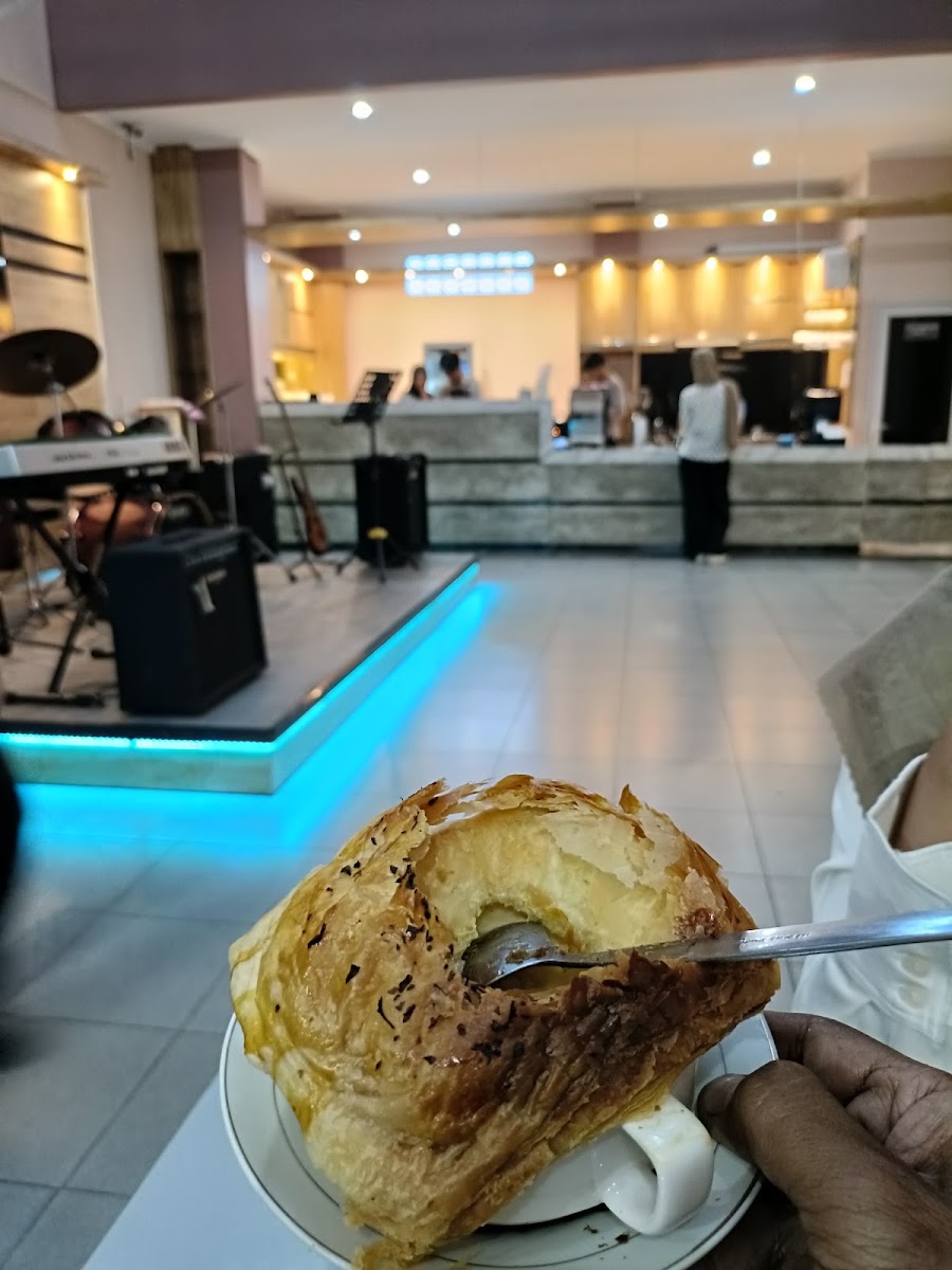 LUANG Cafe dan KARANA Guest House Bandung - 3