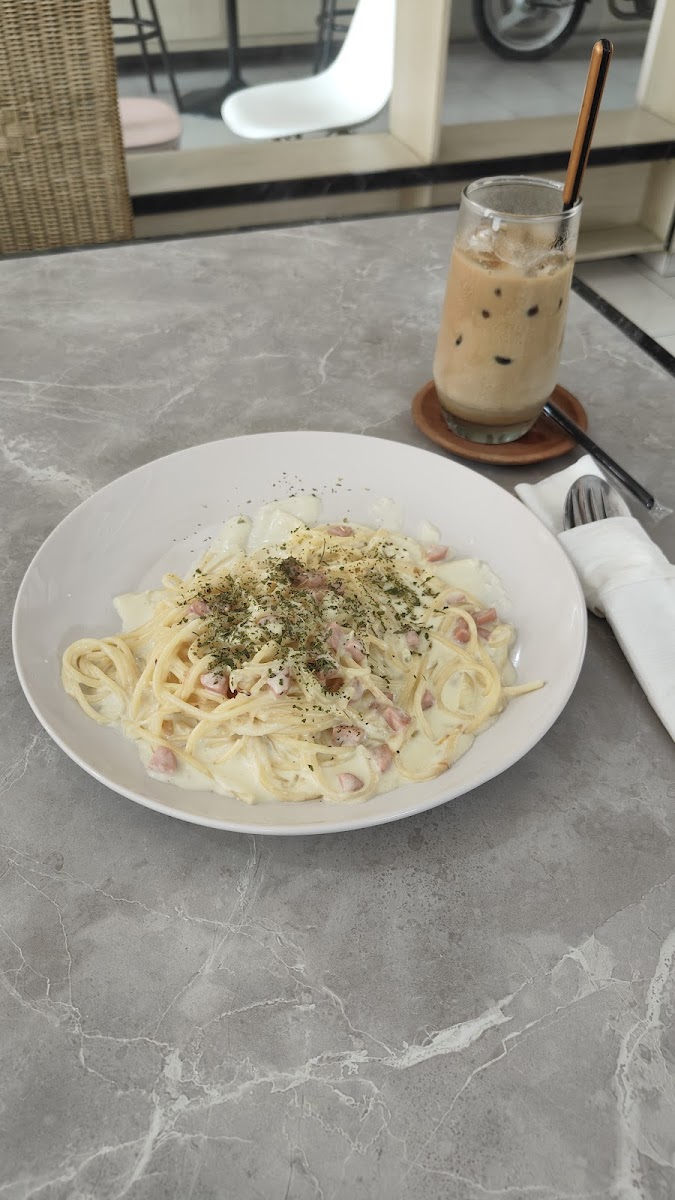 LUANG Cafe dan KARANA Guest House Bandung - 8