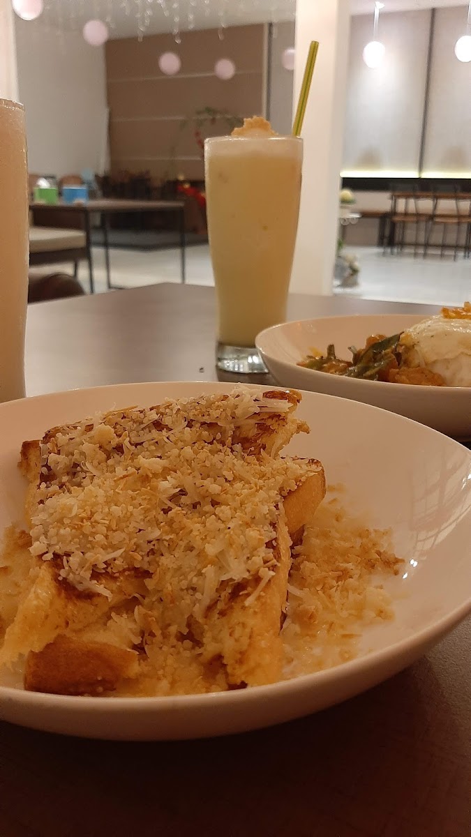 Crumble Cafe & Pattiserie - 5