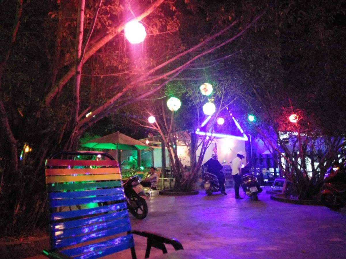 Cà Phê Sân Vườn Hạ Trắng