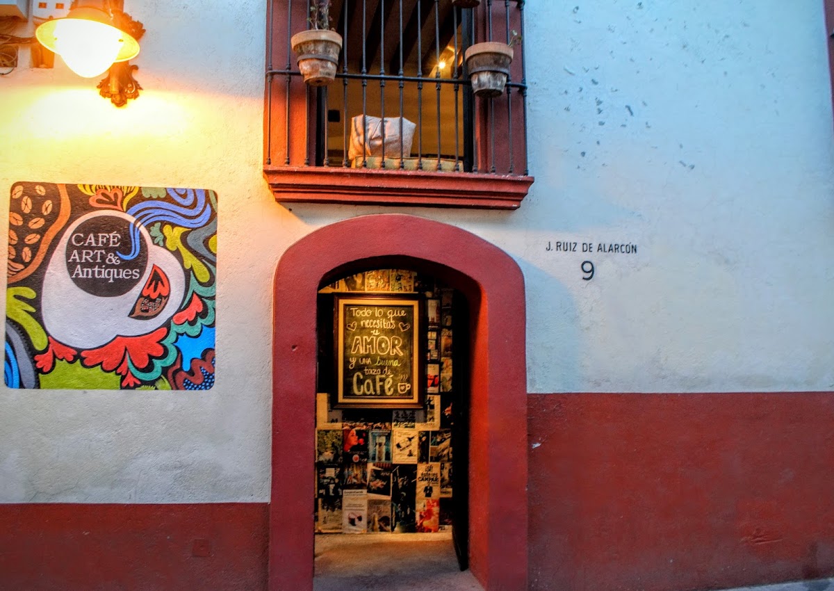 Café Art & Antiques