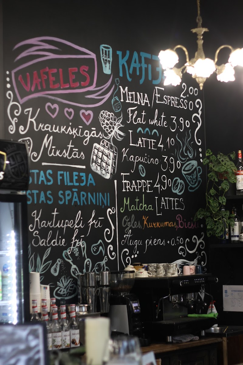 Tinte & Kafija, kafejnīca, veikals un tetovēšanas studija - 1