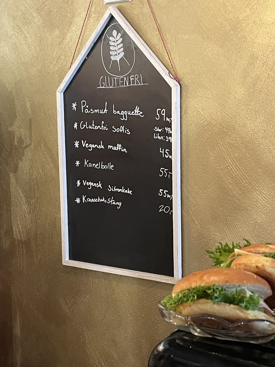 Floy cafe & bakery - 1