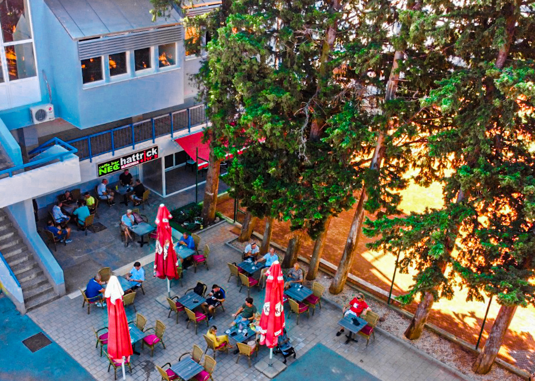 Sports Cafe Bar & Tennis Court 'Nec' - 3