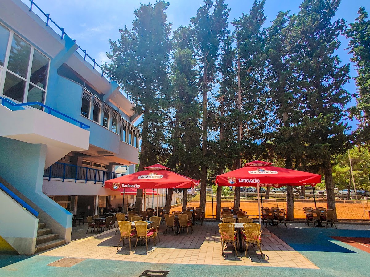 Sports Cafe Bar & Tennis Court 'Nec' - 4