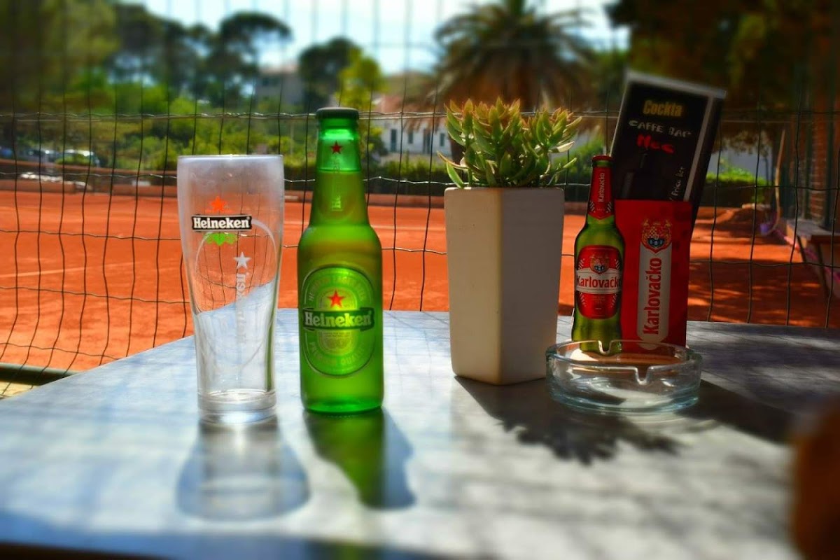 Sports Cafe Bar & Tennis Court 'Nec' - 8