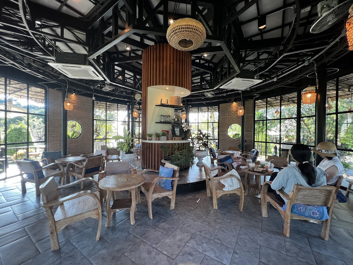 ลาปูเน่ Lapuné Cafe and Scene