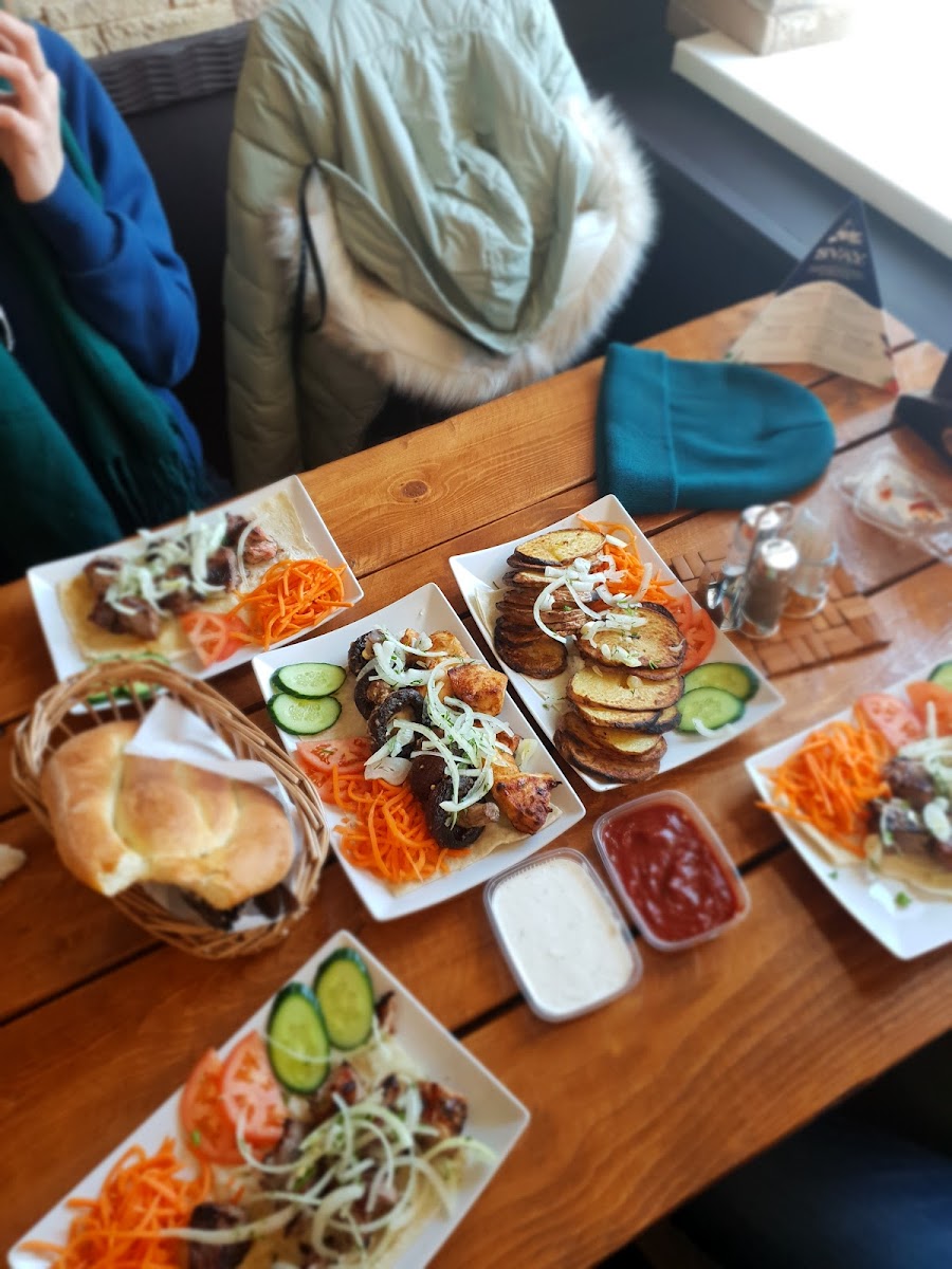 Kafe - Shashlychnaya 'Zolotoy Mangal'. - 3