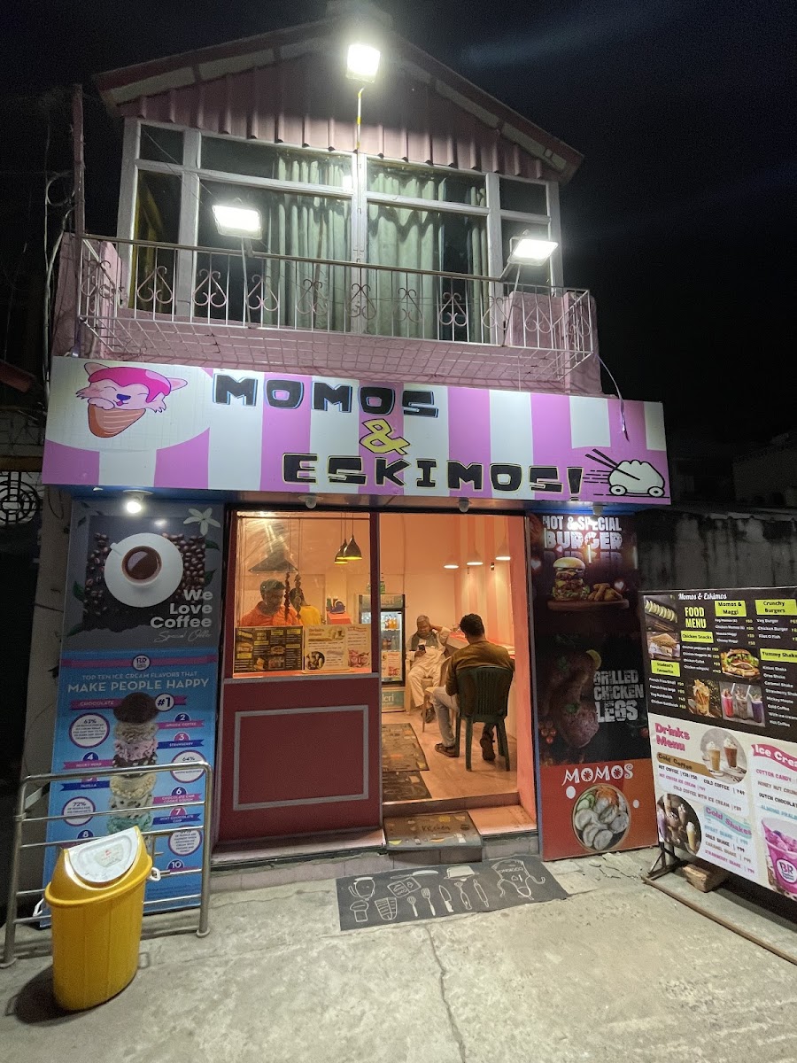 Momos & Eskimos cafe