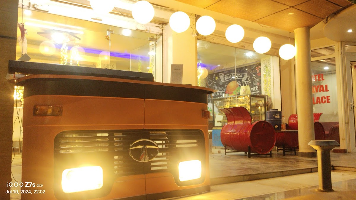 Vintage Vibes Cafe - 10