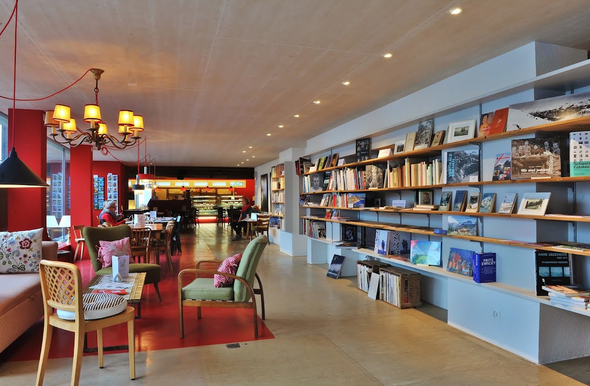 BSINTI, Lesecafe & Kulturbar