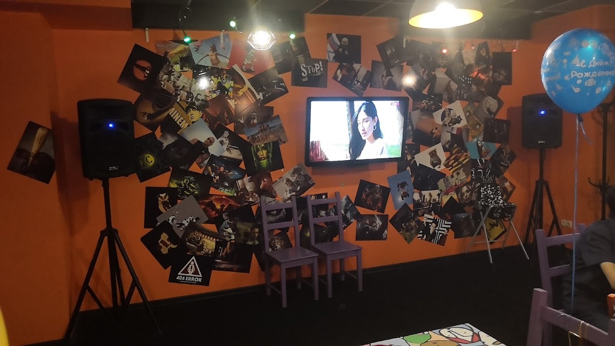 Family Cafe, under the lampshade