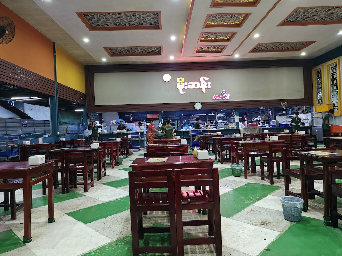 Moe Hsan Cafe - 7