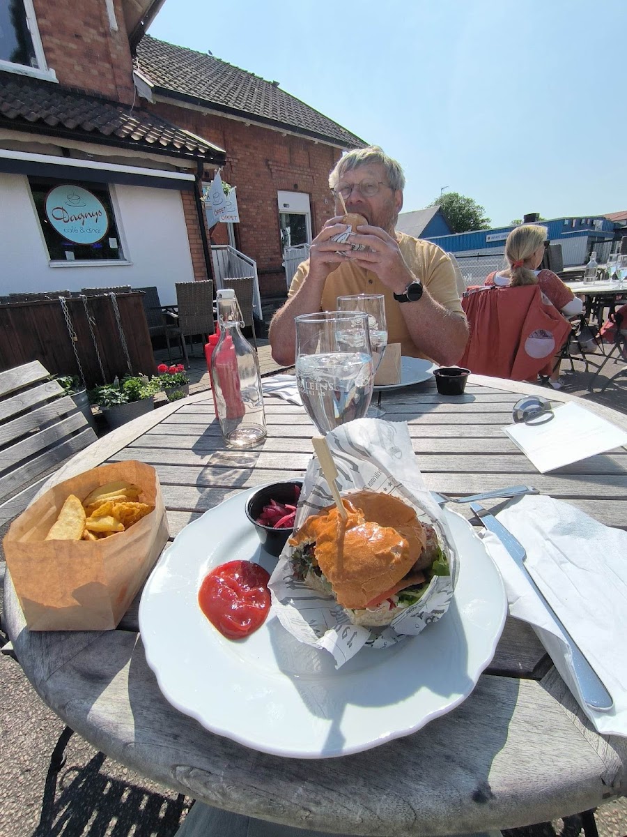 Dagnys Cafe & Diner - 10