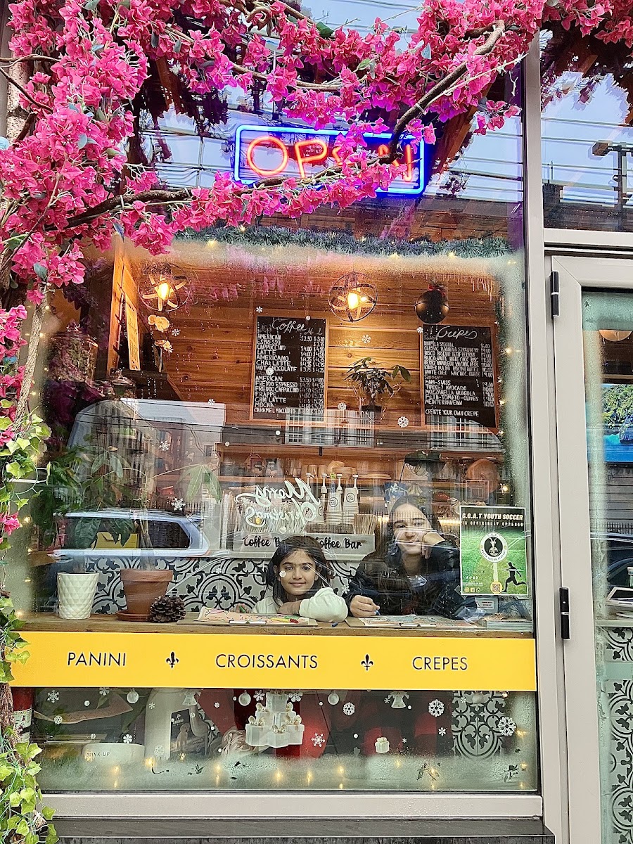 Eli's Cafe & Creperie - 3