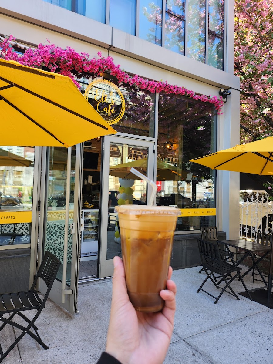 Eli's Cafe & Creperie - 7