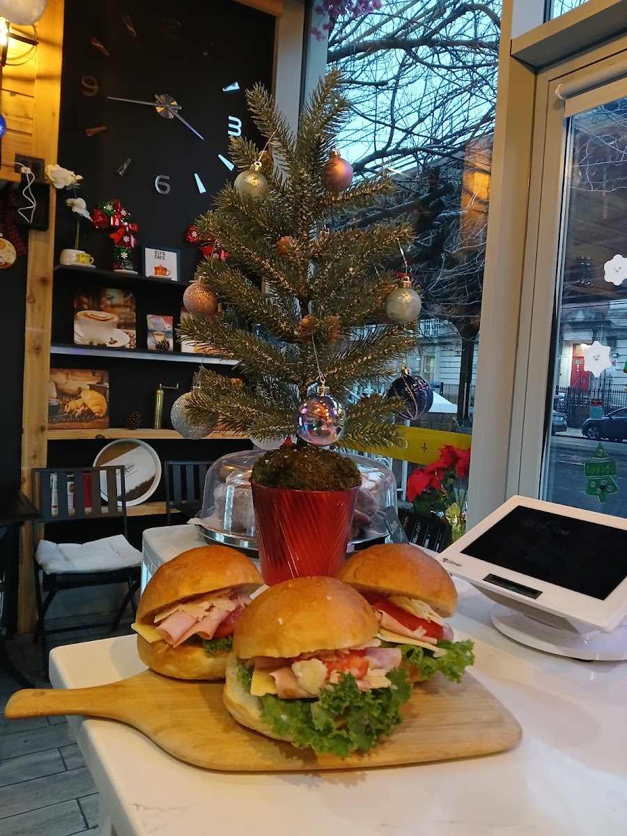 Eli's Cafe & Creperie - 9