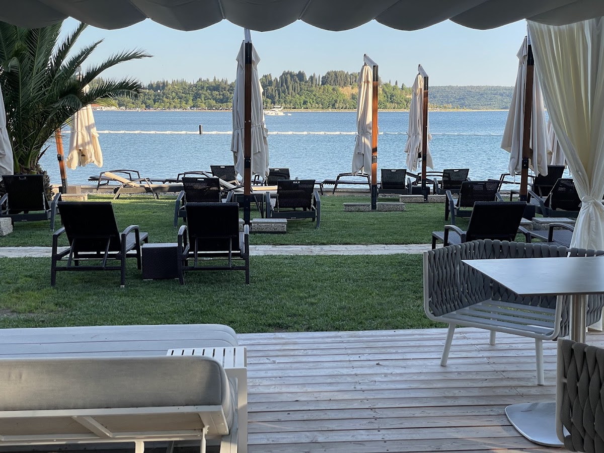 Kavarna pri Raifu, Inis Neziri s.p.