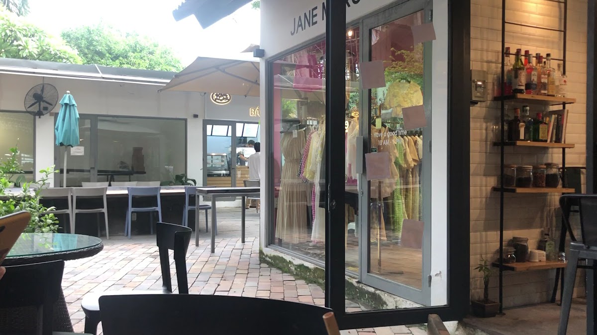 Le Flaneur Cafe & Bar - 2