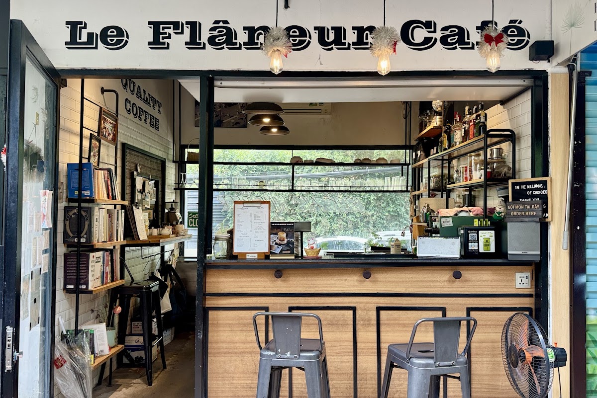 Le Flaneur Cafe & Bar - 4