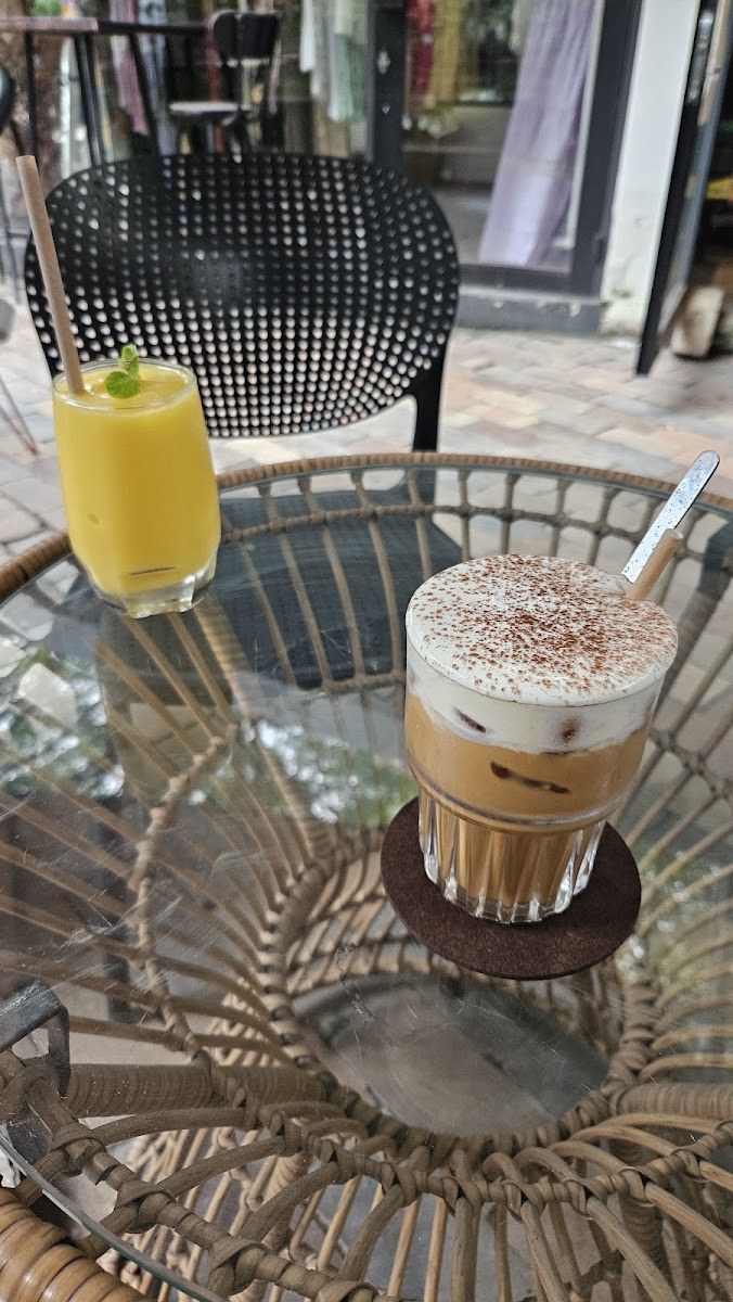 Le Flaneur Cafe & Bar - 5