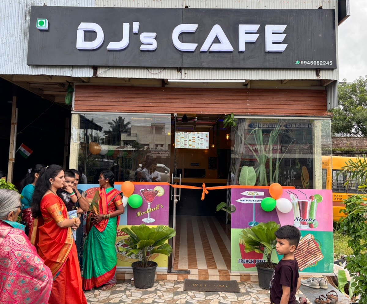 Dj's Cafe & Juice Bar