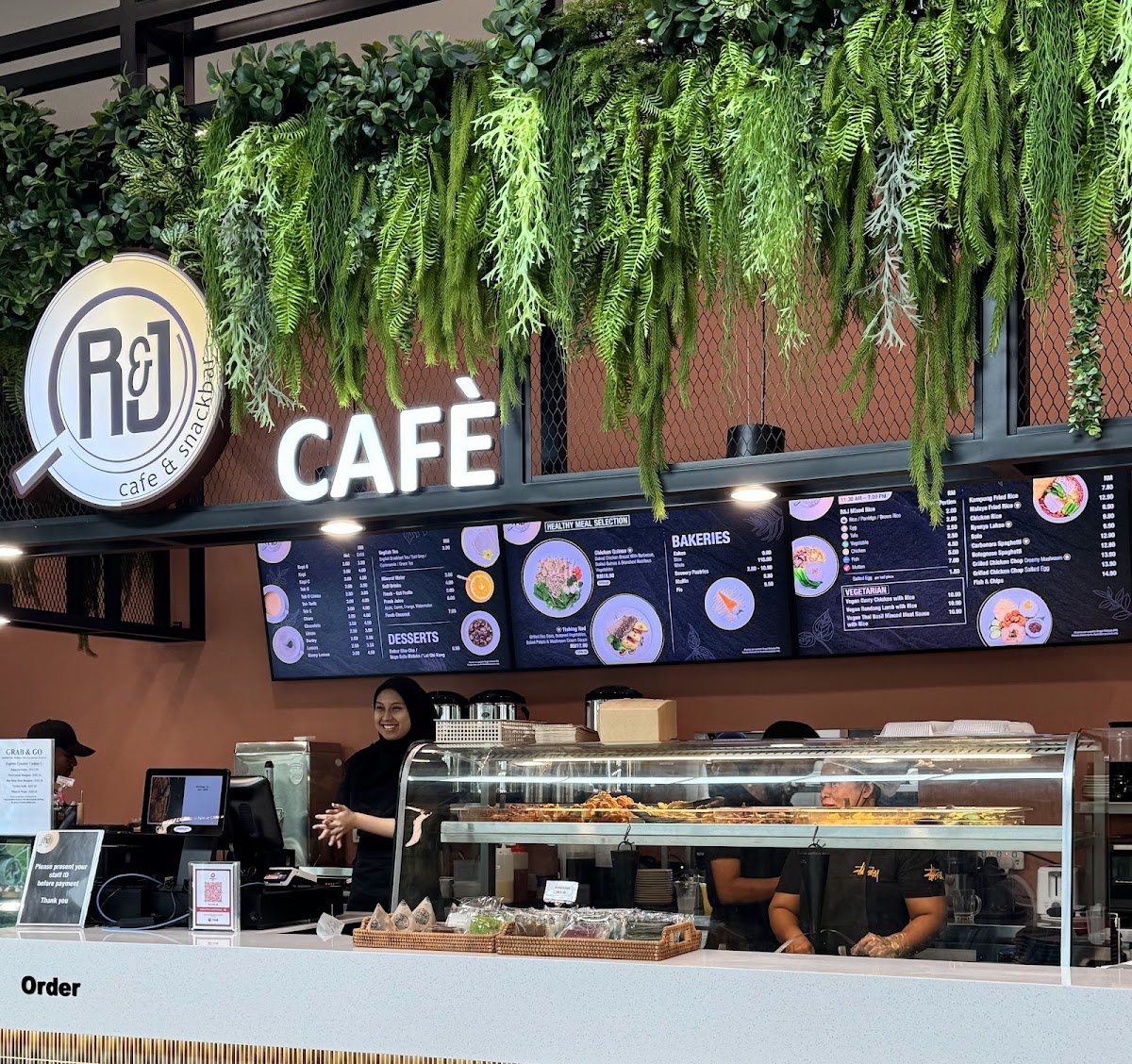 R & J Cafe & Snackbar