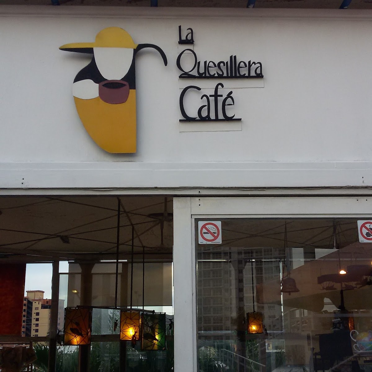 La Quesillera Café