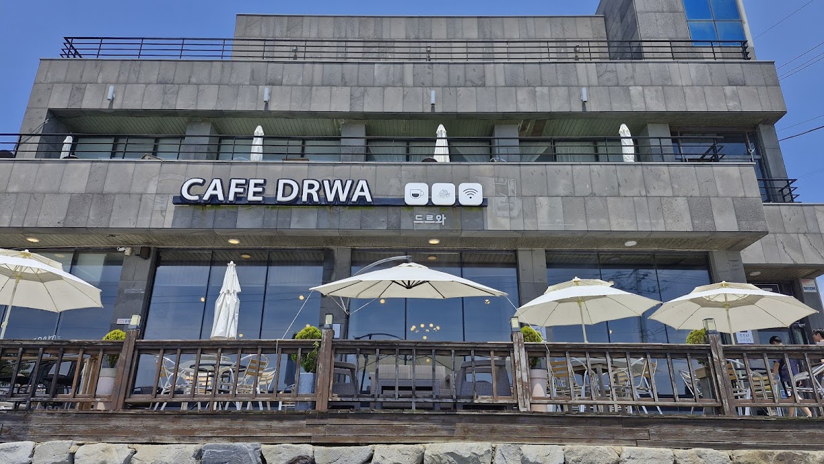 Deureu cafe and cafe drwa
