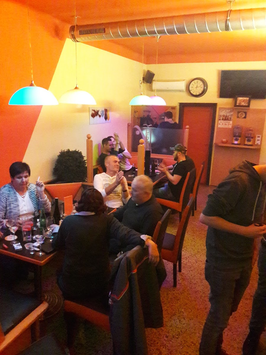 TWIN Café & Pub - 4