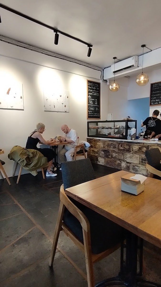 Flour Cafe - Coffee, Desserts & Bakery - 2