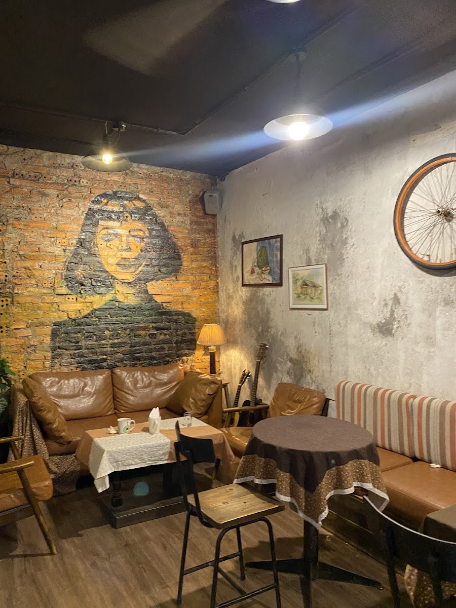 Couchsurfing Café (Tiệm Cà Phê Tự Lành)