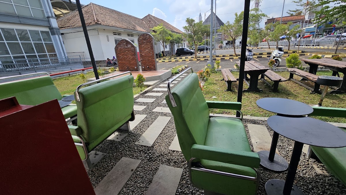Loko Cafe - Stasiun Garut