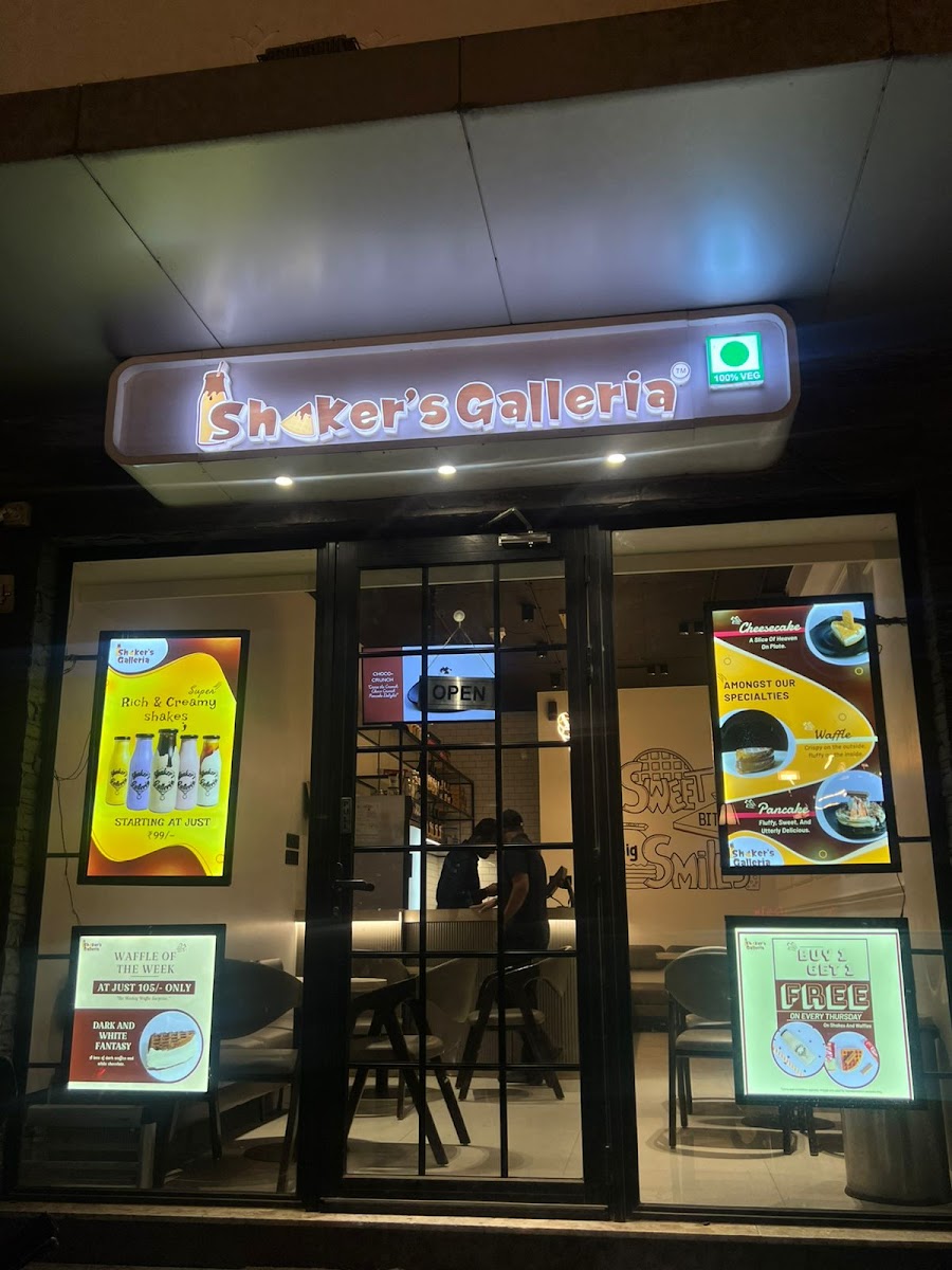 Shaker's Galleria Cafe Pal