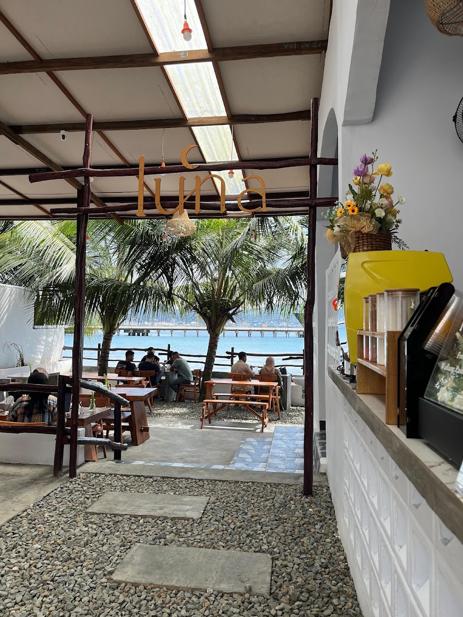 Luna Boutique & caffe