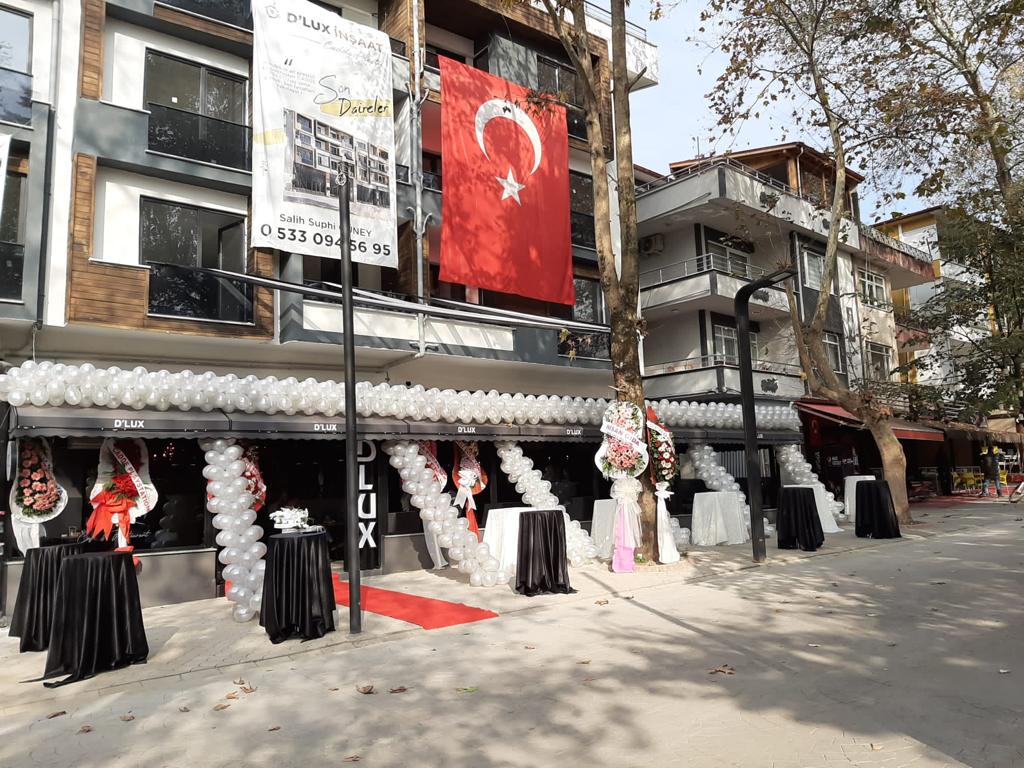 D’LUX Cafe Restaurant - 10