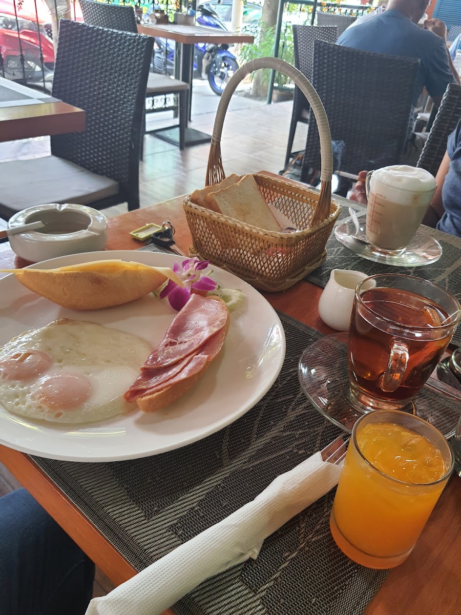 Holland Tulip Cafe and Bakery - 7