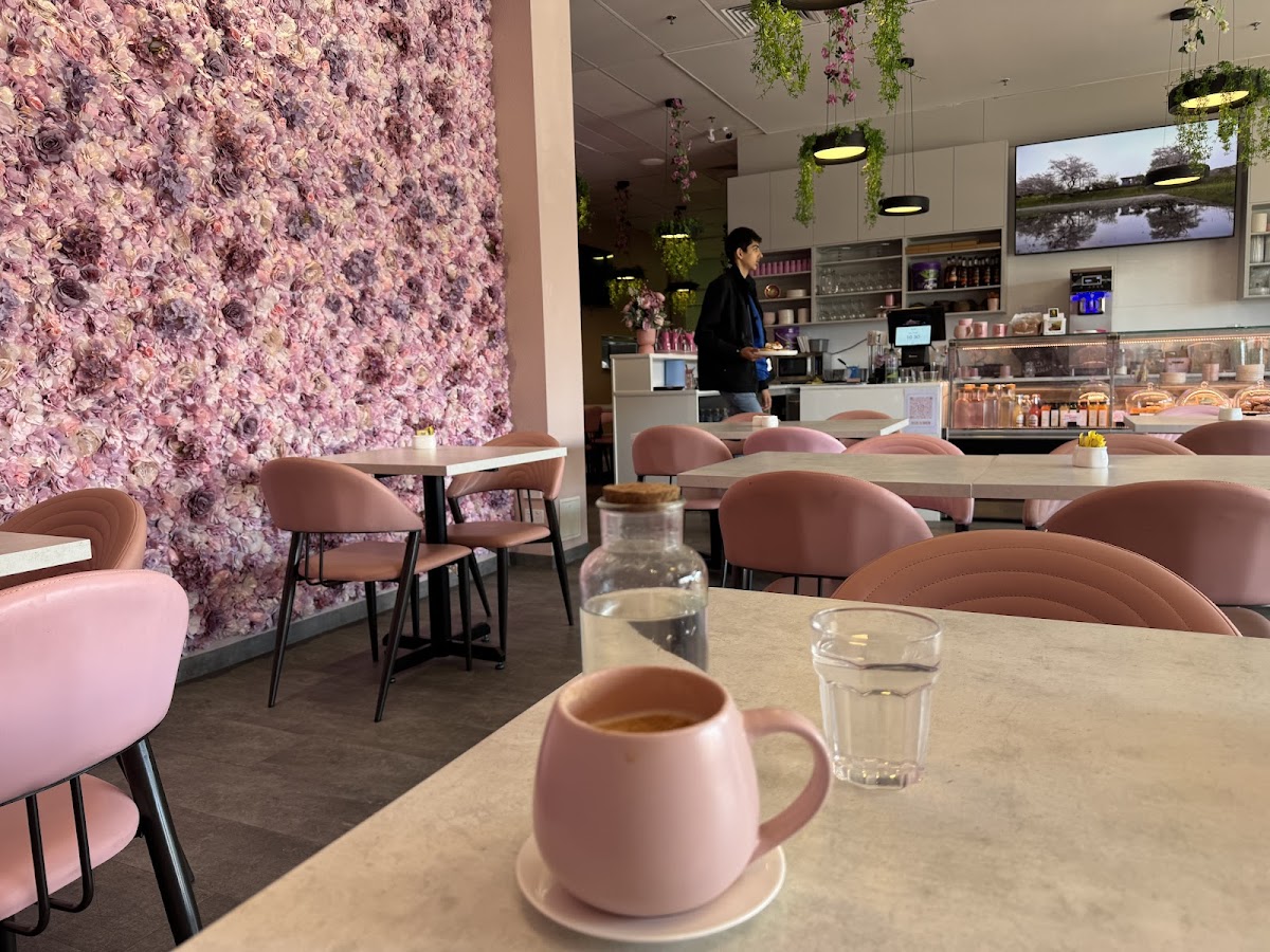 Rose N' Brew Cafe & Açai Bar