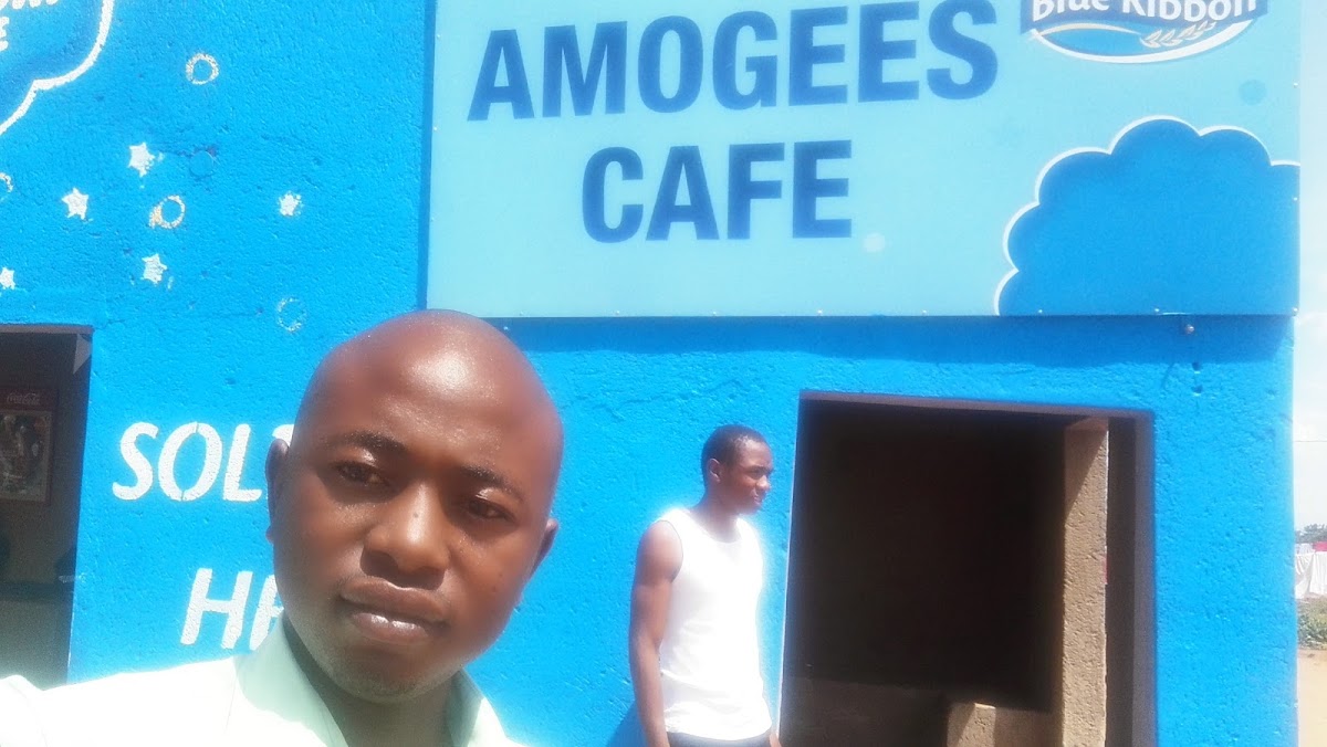 AMOGEES CAFE - 4