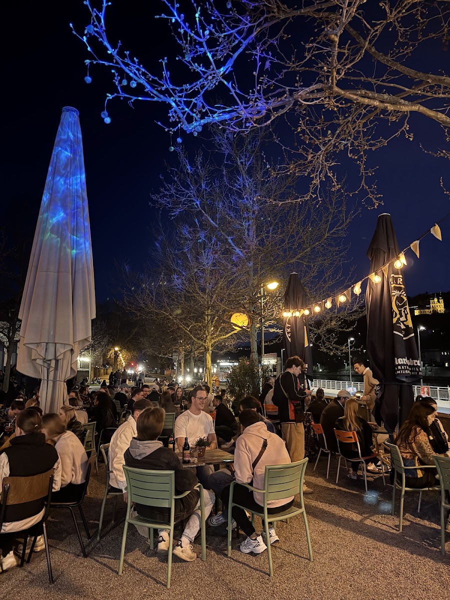 Hennes Kiosk & Café