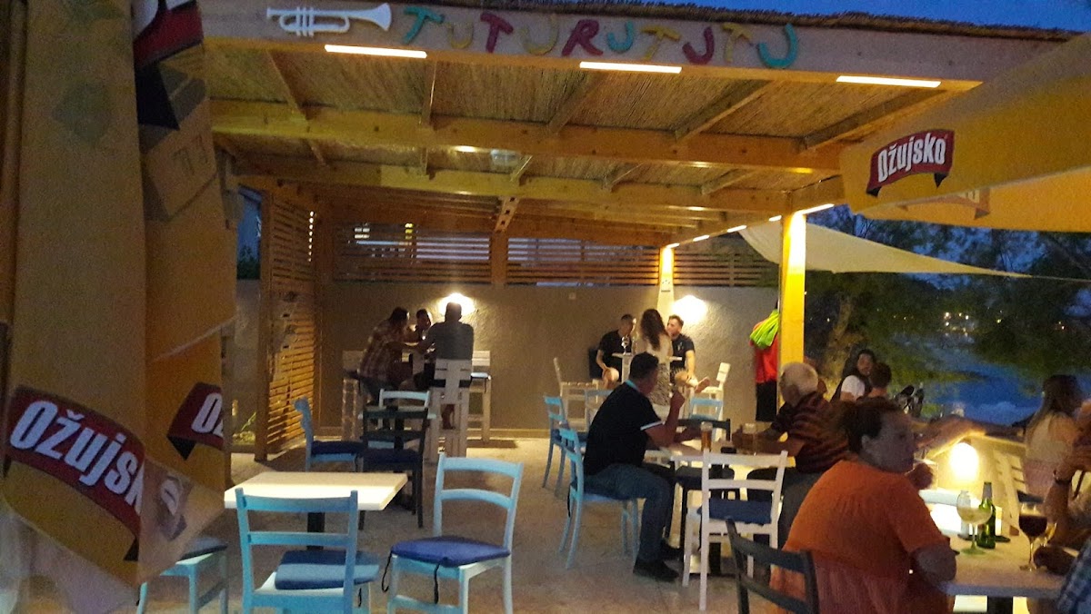 TuTuRuTuTu Beach Bar