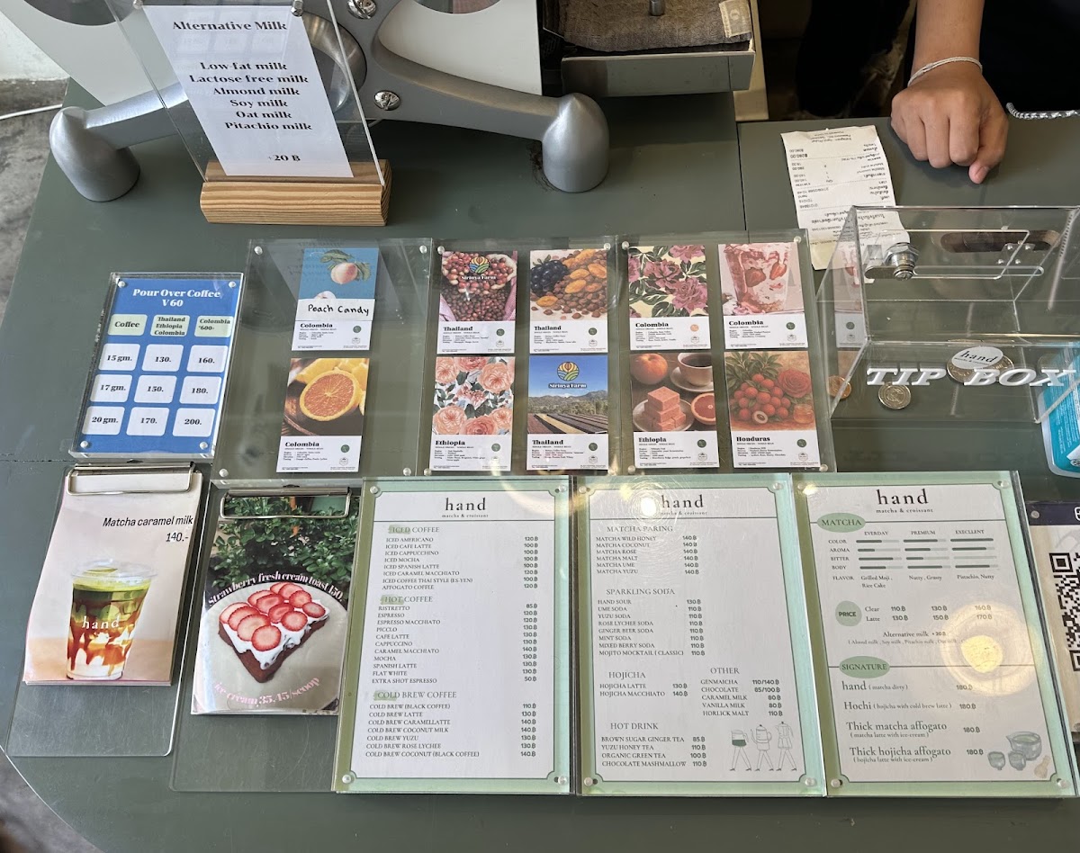 Hand matcha & crossiant - 1