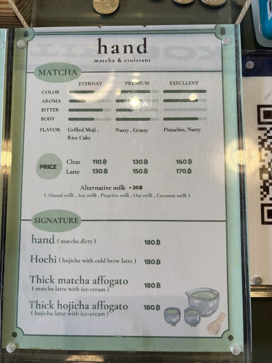 Hand matcha & crossiant - 4