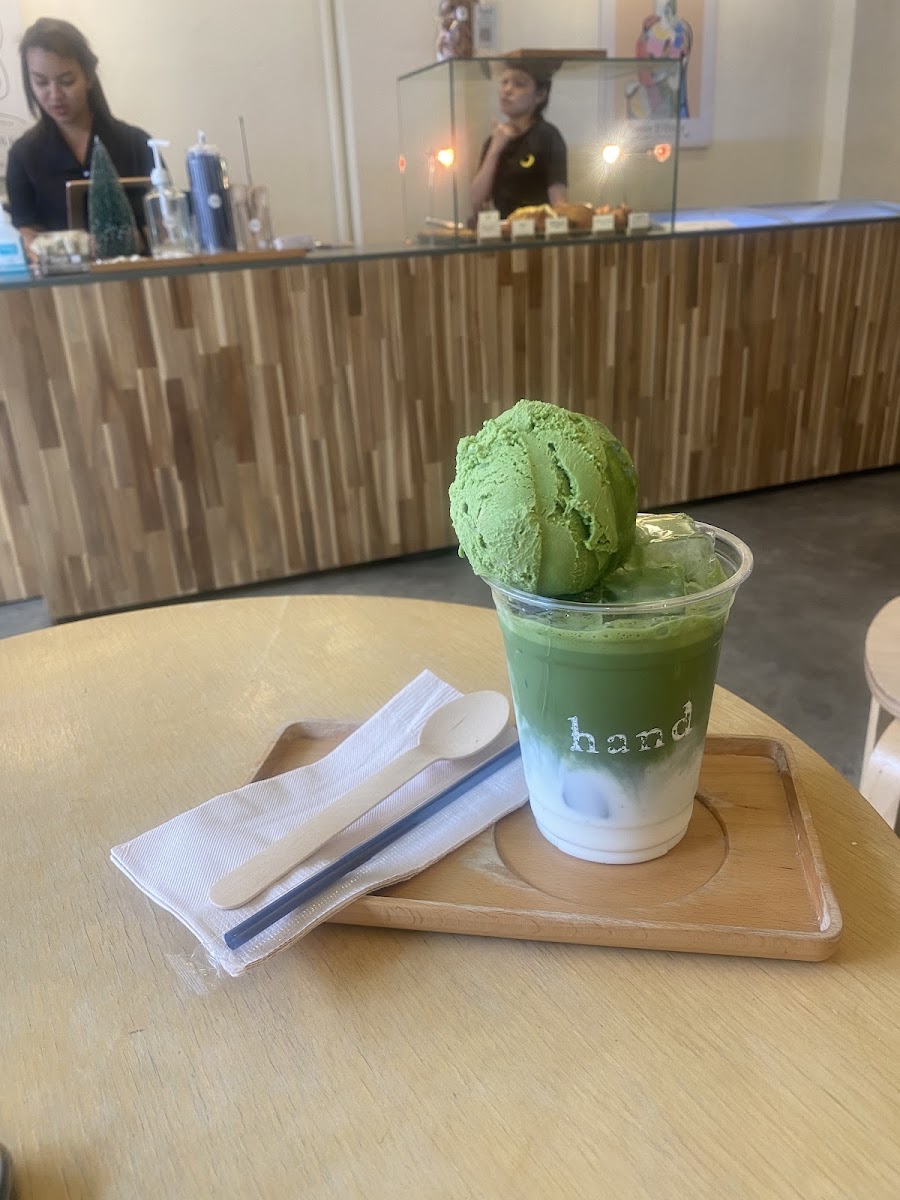 Hand matcha & crossiant - 10