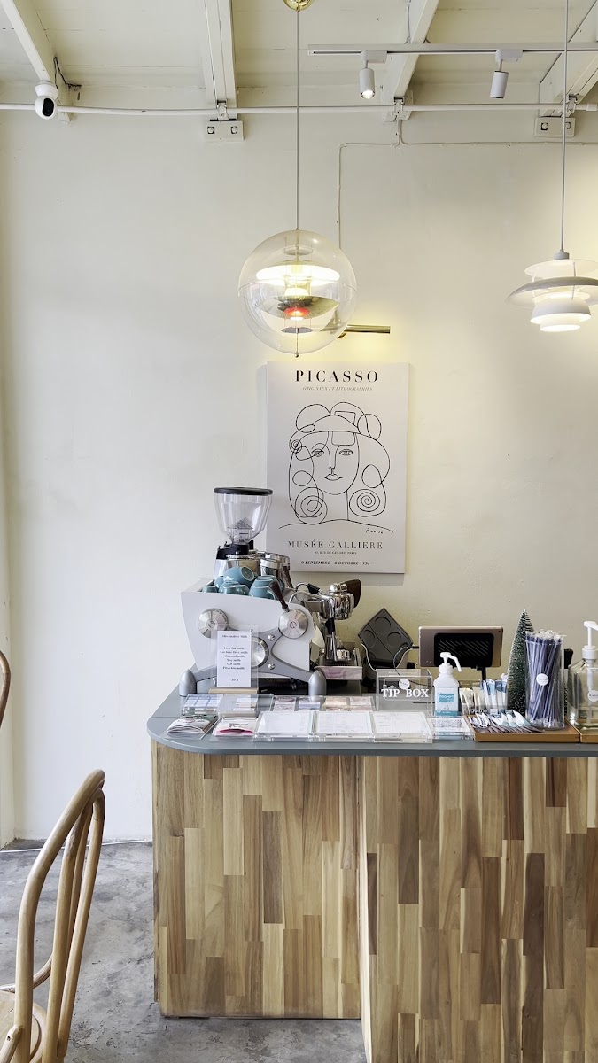 Hand matcha & crossiant - 2