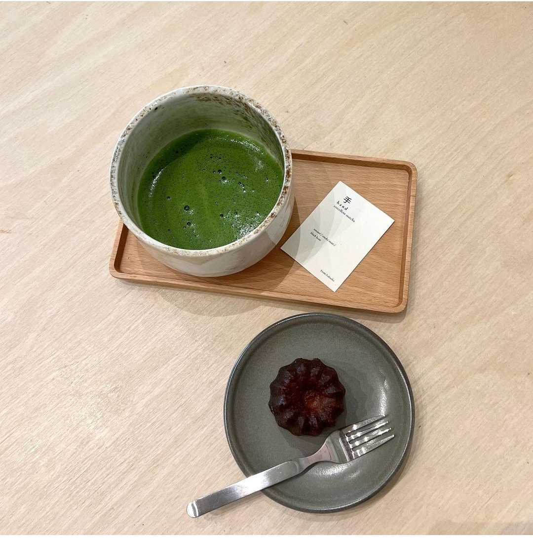 Hand matcha & crossiant - 3