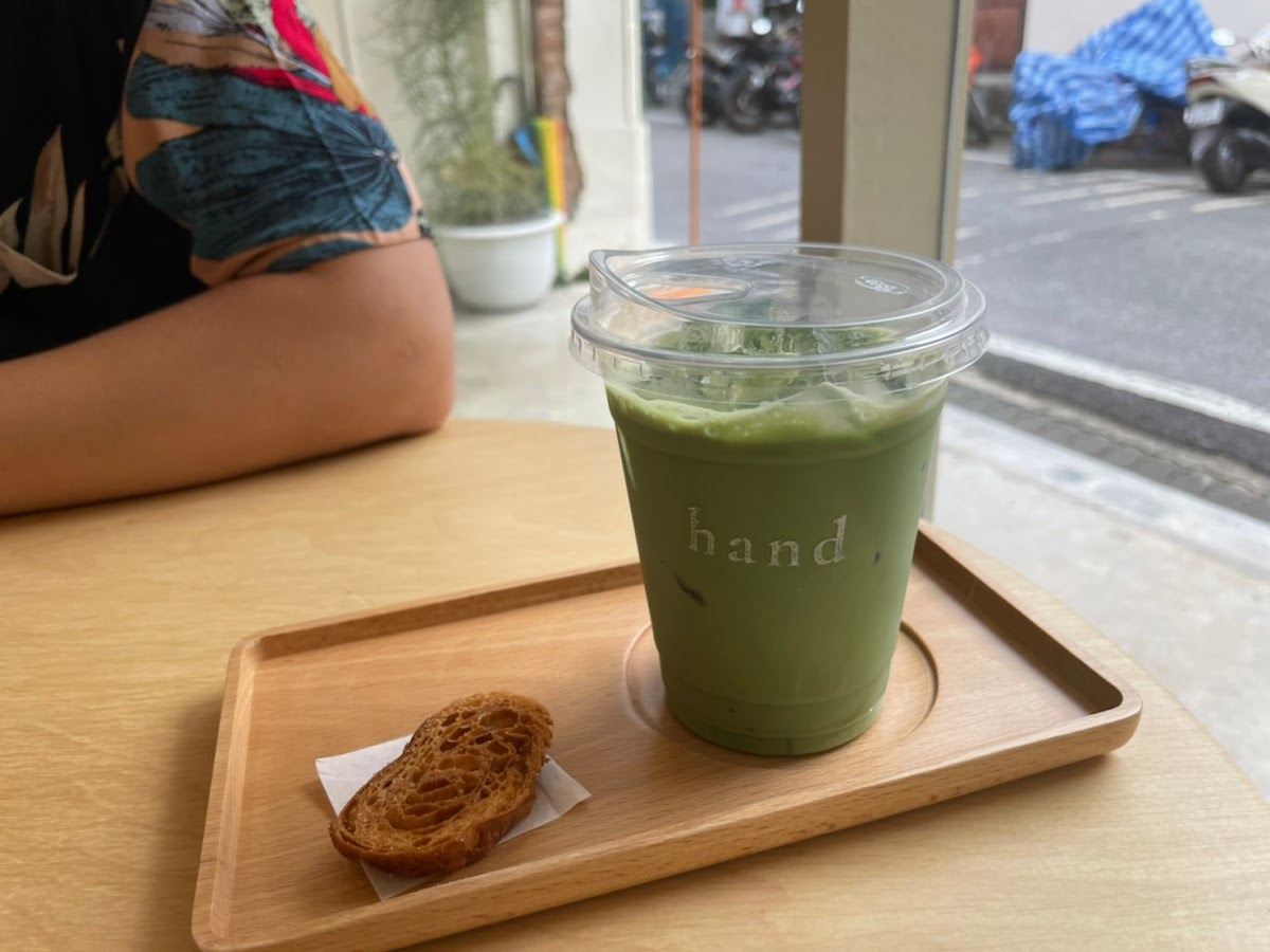 Hand matcha & crossiant - 5