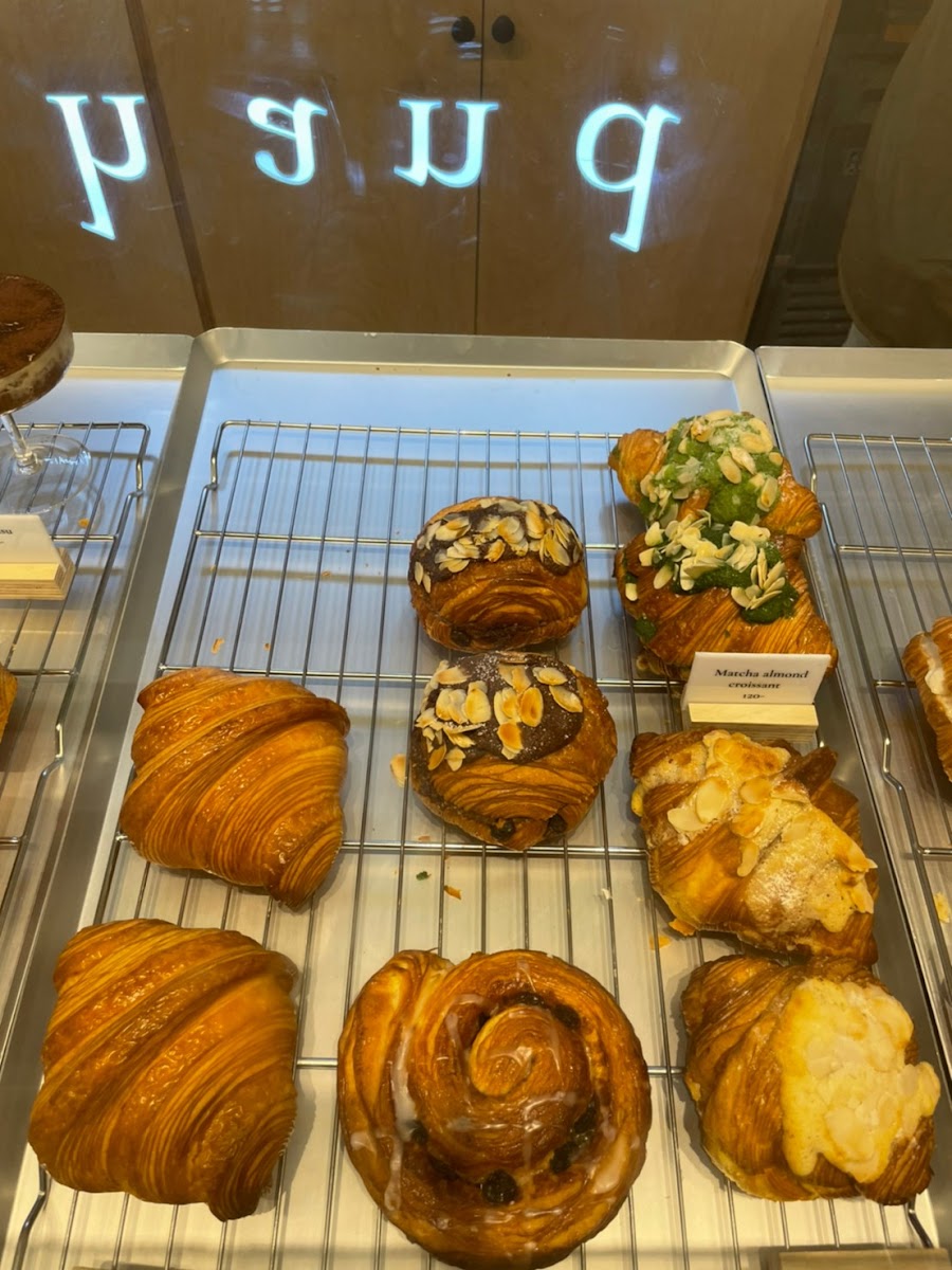 Hand matcha & crossiant - 6